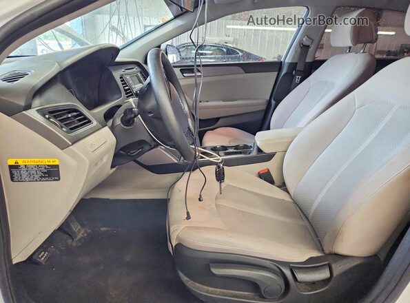 5NPE24AFXHH491718 2017 HYUNDAI SONATA White Widok wnętrza z przodu