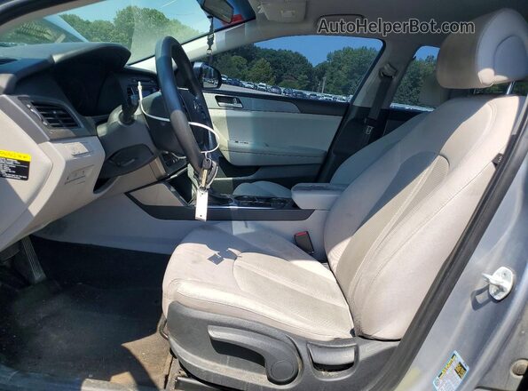 5NPE24AFXHH570399 2017 HYUNDAI SONATA Серебряный Вид салона спереди