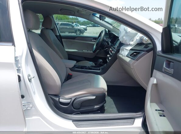 5NPE24AFXJH604492 2018 HYUNDAI SONATA White Widok wnętrza z przodu
