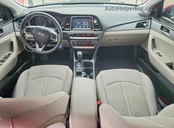 5NPE24AFXKH732703 2019 HYUNDAI SONATA Red Widok deski rozdzielczej