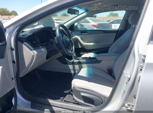 5NPE24AFXKH762932 2019 HYUNDAI SONATA Silver Front interior view