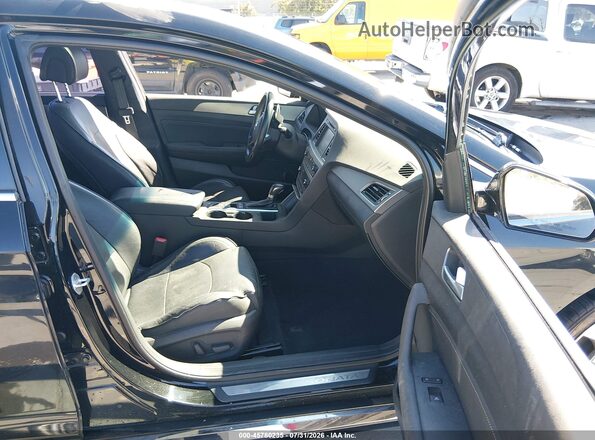 5NPE34AB2HH502088 2017 HYUNDAI SONATA Black Вид салону спереду