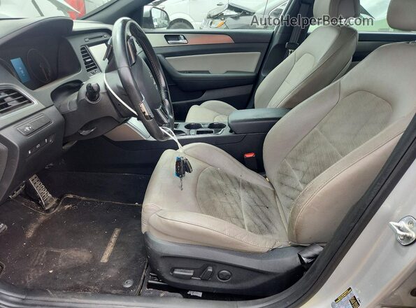 5NPE34AB4HH558775 2017 HYUNDAI SONATA Серебряный Вид салона спереди