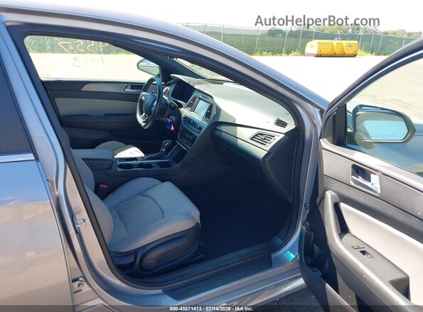 5NPE34AB5HH496805 2017 HYUNDAI SONATA Gray Widok wnętrza z przodu