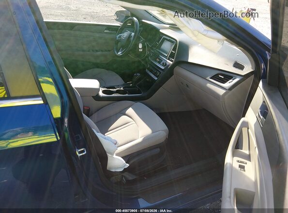 5NPE34AF0JH597257 2018 HYUNDAI SONATA Blue Front interior view