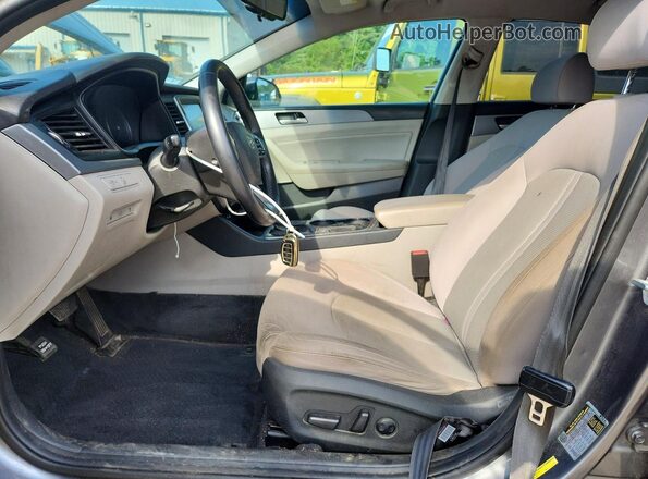 5NPE34AF2JH634597 2018 HYUNDAI SONATA Gray Вид салону спереду