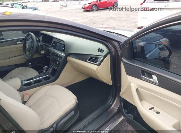 5NPE34AF3HH543252 2017 HYUNDAI SONATA Dark Brown Вид салону спереду