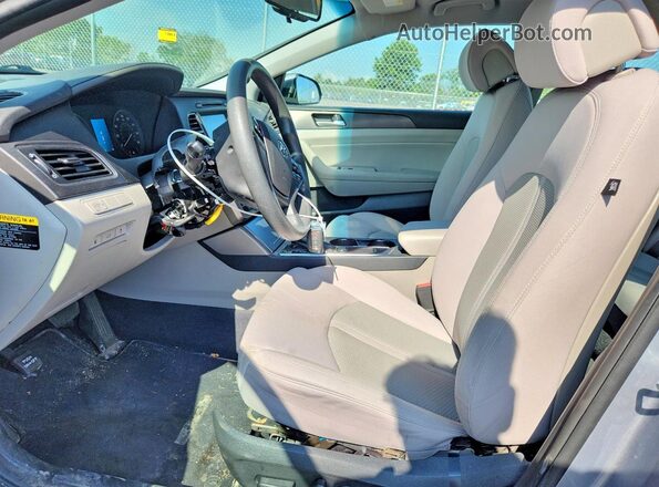 5NPE34AF4HH558424 2017 HYUNDAI SONATA Silver წინა სალონის ხედი