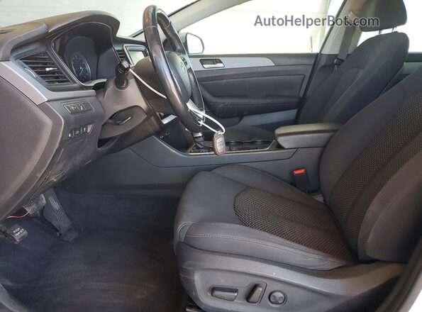 5NPE34AF4JH597472 2018 HYUNDAI SONATA White Widok wnętrza z przodu