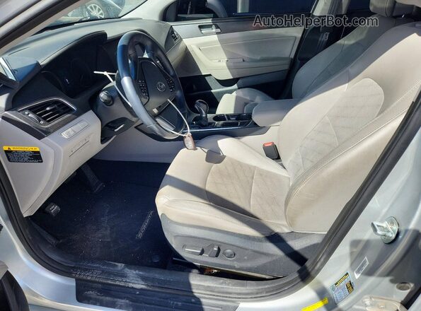 5NPE34AF5HH456887 2017 HYUNDAI SONATA Silver Widok wnętrza z przodu