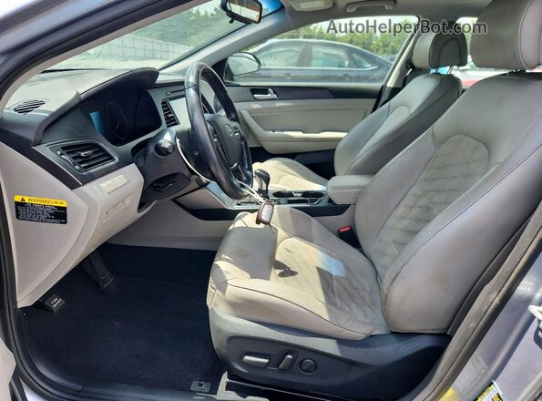 5NPE34AF5HH567987 2017 HYUNDAI SONATA Серебряный Вид салона спереди