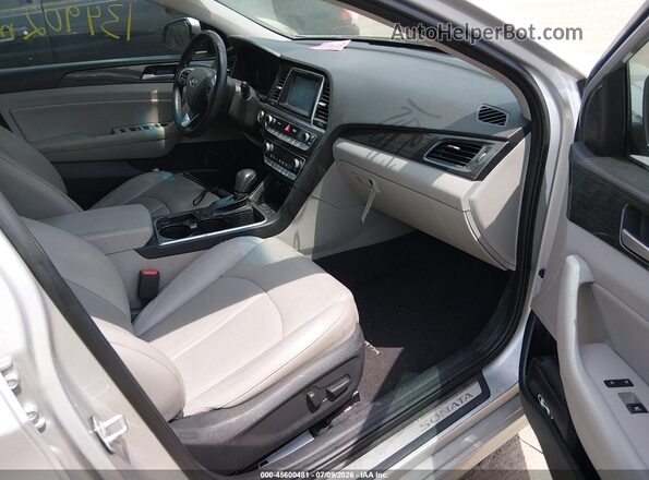 5NPE34AF5JH662667 2018 HYUNDAI SONATA Silver Widok wnętrza z przodu