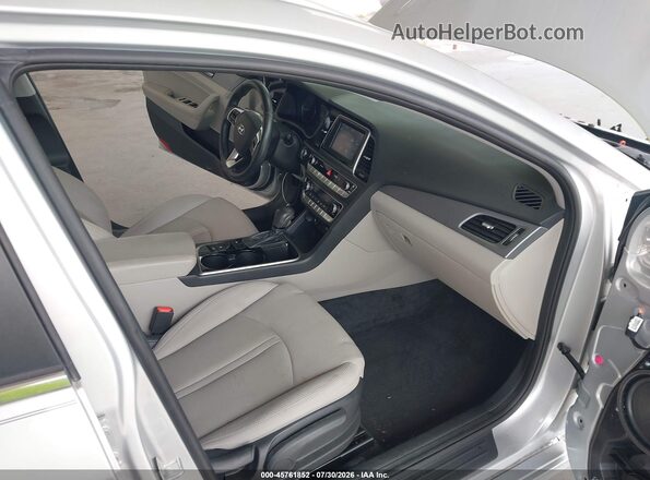 5NPE34AF5JH714380 2018 HYUNDAI SONATA Серебряный Вид салона спереди