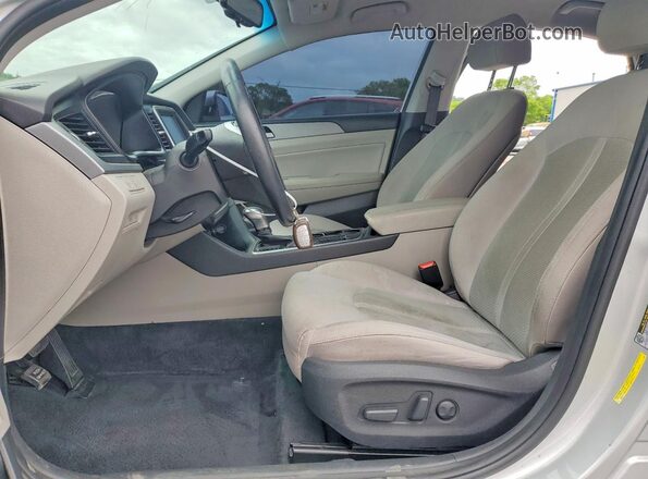 5NPE34AF5KH788027 2019 HYUNDAI SONATA Silver Widok wnętrza z przodu