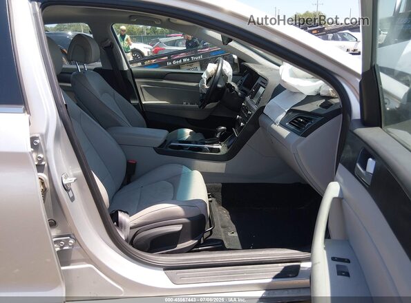 5NPE34AF6HH477487 2017 HYUNDAI SONATA Silver Вид салону спереду