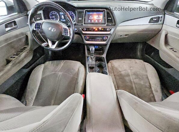 5NPE34AF6KH775688 2019 HYUNDAI SONATA Silver Widok deski rozdzielczej