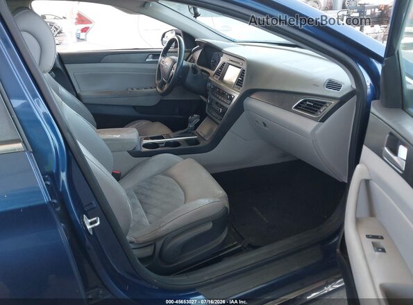 5NPE34AF8HH448363 2017 HYUNDAI SONATA Dark Blue Вид салону спереду