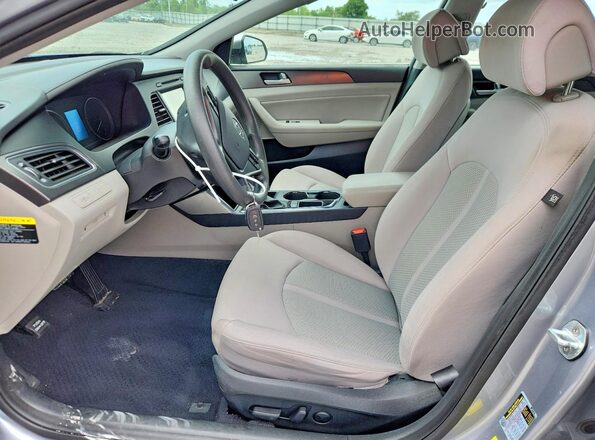 5NPE34AF9HH438764 2017 HYUNDAI SONATA Серебряный Вид салона спереди
