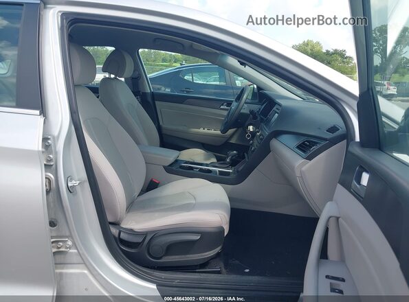 5NPE34AF9HH544339 2017 HYUNDAI SONATA Silver Front interior view