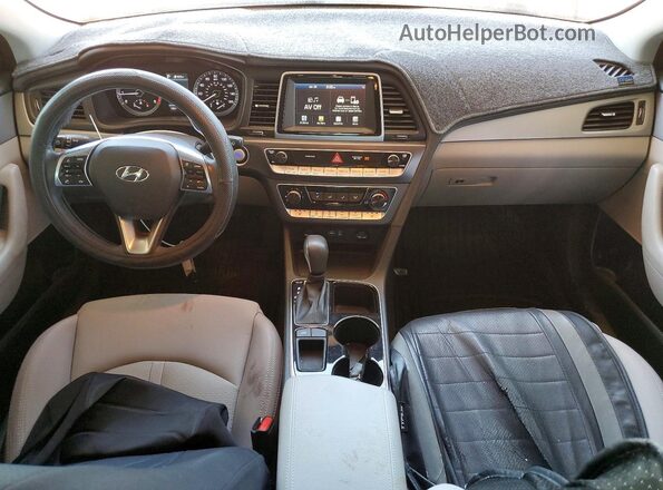 5NPE34AF9JH657889 2018 HYUNDAI SONATA Silver Widok deski rozdzielczej
