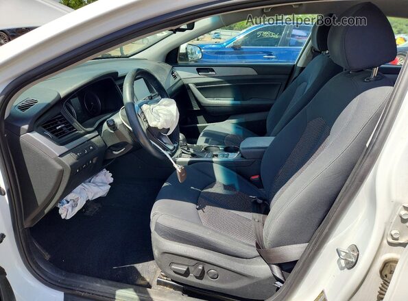 5NPE34AF9JH710588 2018 HYUNDAI SONATA White Widok wnętrza z przodu