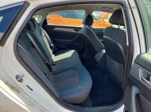 5NPE34AF9JH710588 2018 HYUNDAI SONATA White Widok tylnych siedzeń
