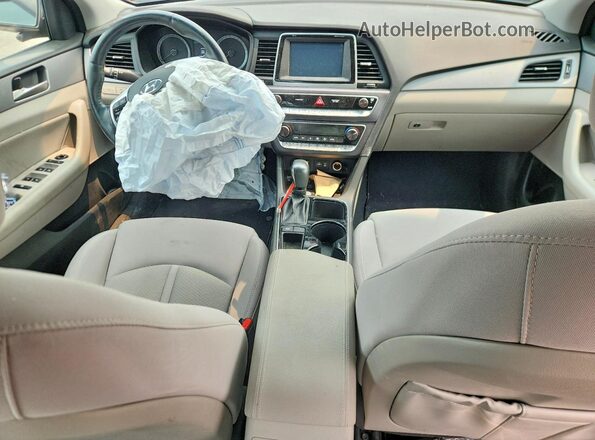 5NPE34AF9KH804715 2019 HYUNDAI SONATA Silver Widok deski rozdzielczej