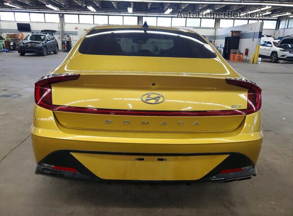 5NPEJ4J25MH064313 2021 HYUNDAI SONATA Yellow Widok z tyłu
