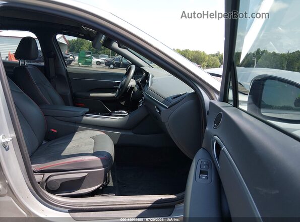 5NPEJ4J25MH085436 2021 HYUNDAI SONATA Серебряный Вид салона спереди