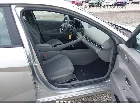 5NPLL4AG2MH046333 2021 HYUNDAI ELANTRA Серебряный Вид салона спереди