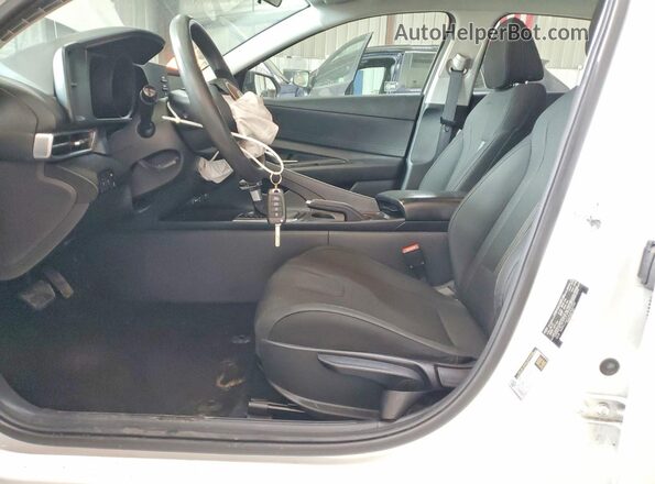 5NPLL4AG3MH042145 2021 HYUNDAI ELANTRA Белый Вид салона спереди
