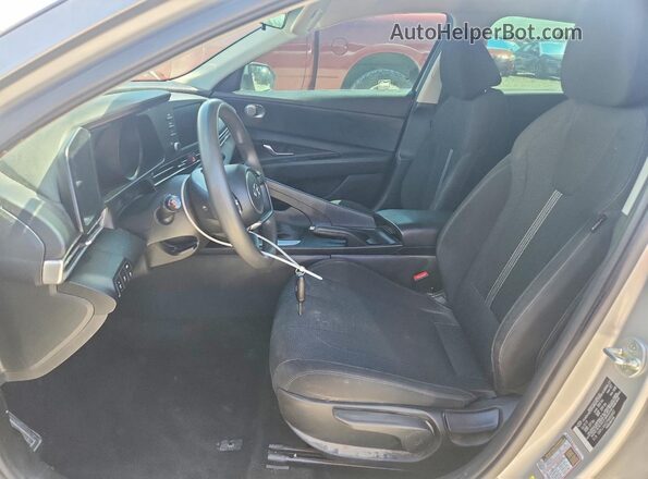 5NPLL4AG7NH058107 2022 HYUNDAI ELANTRA Silver Սալոնի դիմացի տեսք