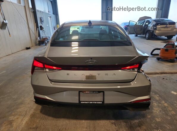 5NPLL4AGXMH038268 2021 HYUNDAI ELANTRA Silver Вид ззаду