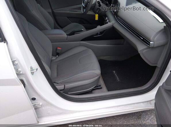 5NPLL4AGXMH049657 2021 HYUNDAI ELANTRA Белый Вид салона спереди