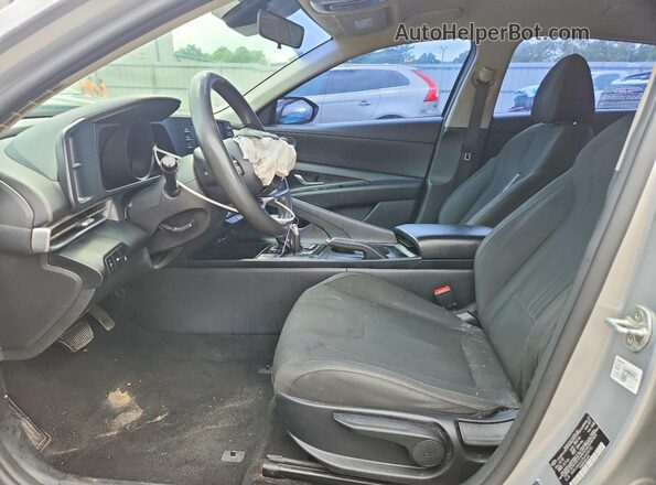 5NPLM4AG0MH010735 2021 HYUNDAI ELANTRA Серебряный Вид салона спереди