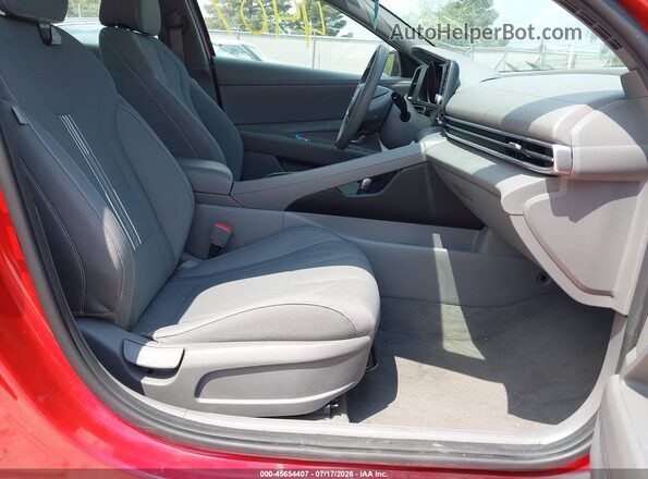 5NPLM4AG1PH104157 2023 HYUNDAI ELANTRA Красный Вид салона спереди