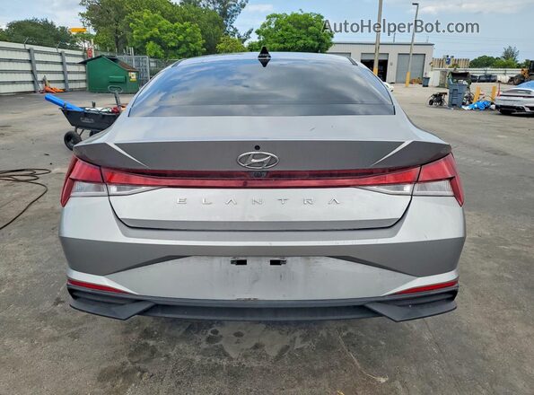 5NPLM4AG2MH038407 2021 HYUNDAI ELANTRA Silver Вид ззаду