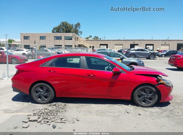 5NPLM4AG5NH057583 2022 HYUNDAI ELANTRA Red Սալոնի հետևի տեսք