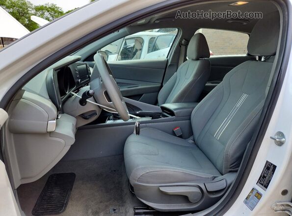5NPLM4AG5PH103478 2023 HYUNDAI ELANTRA Белый Вид салона спереди