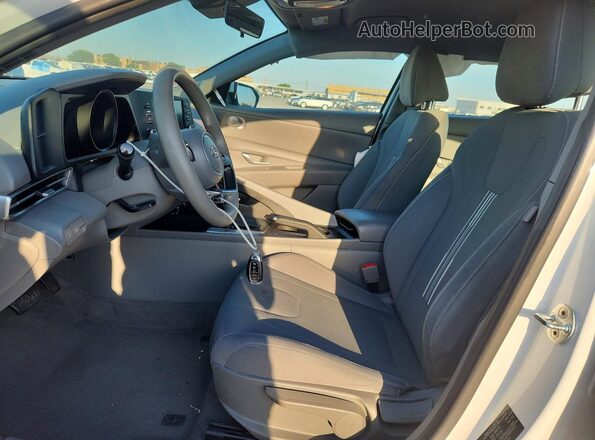 5NPLM4AG7NH067144 2022 HYUNDAI ELANTRA White Вид салону спереду