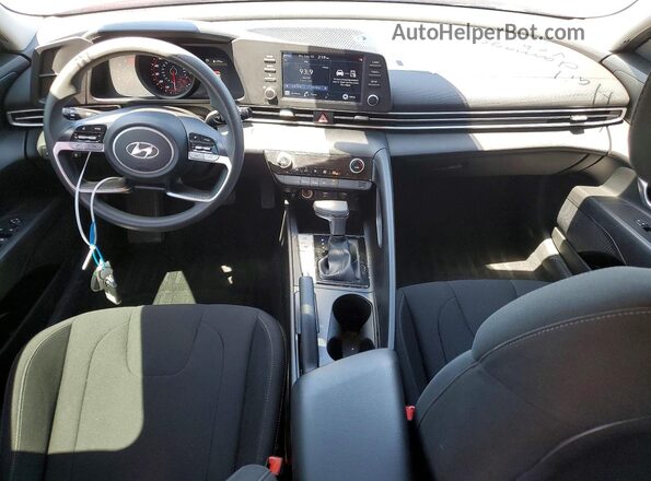 5NPLM4AG7NH079228 2022 HYUNDAI ELANTRA Red Widok deski rozdzielczej