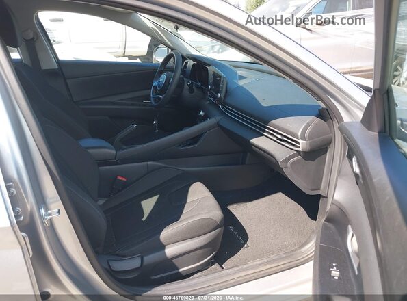 5NPLM4AG7PH091639 2023 HYUNDAI ELANTRA Серебряный Вид салона спереди