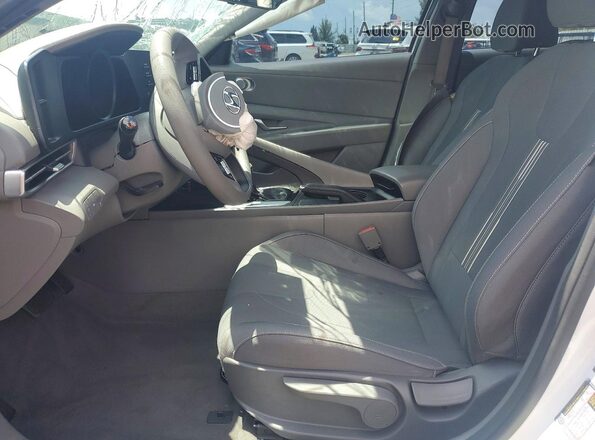 5NPLM4AG8PH090273 2023 HYUNDAI ELANTRA White Widok wnętrza z przodu