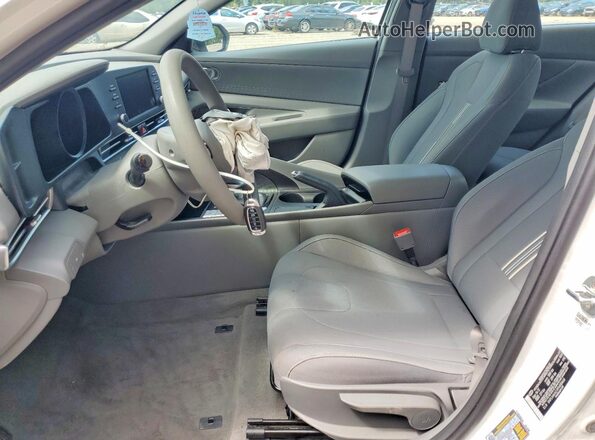 5NPLM4AG9PH100468 2023 HYUNDAI ELANTRA White Вид салону спереду