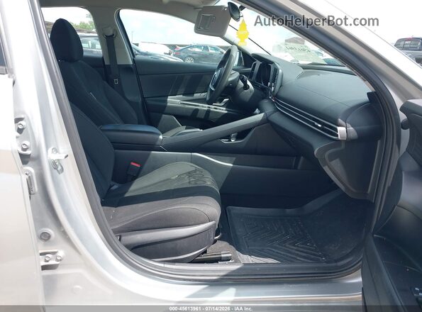 5NPLM4AGXPH104402 2023 HYUNDAI ELANTRA Silver Вид салону спереду