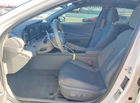 5NPLN4AG3MH027848 2021 HYUNDAI ELANTRA Белый Вид салона спереди