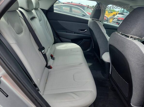 5NPLP4AG9NH069758 2022 HYUNDAI ELANTRA Silver Widok tylnych siedzeń