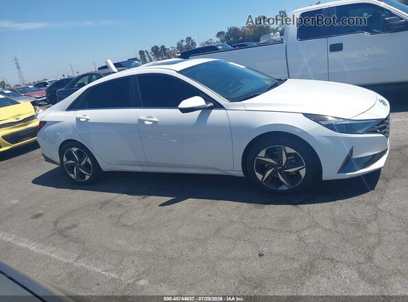 5NPLP4AGXNH078808 2022 HYUNDAI ELANTRA White Widok wnętrza z tyłu