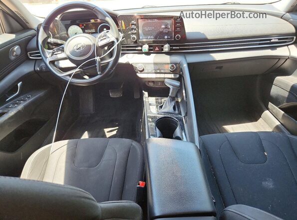5NPLS4AG1MH049016 2021 HYUNDAI ELANTRA Серебряный Вид панели приборов