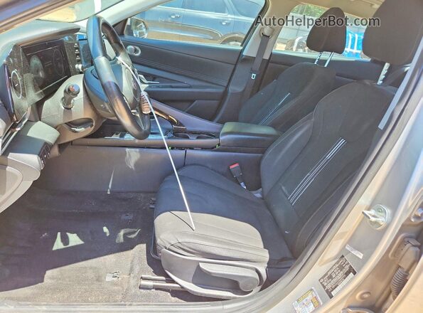 5NPLS4AG1MH049016 2021 HYUNDAI ELANTRA Серебряный Вид салона спереди